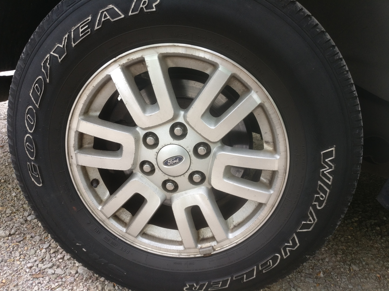 Illustration for article titled I gotta say, Ford's Expedition paint quality is despicable.